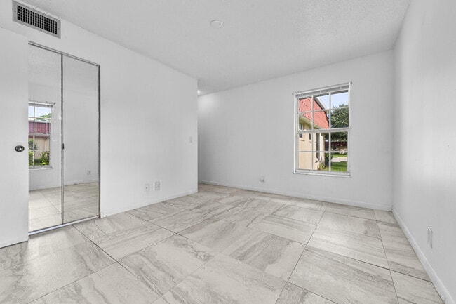 Building Photo - 811 Salem Ln