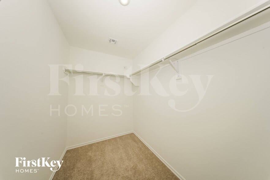 Building Photo - 437 Labelle Ln