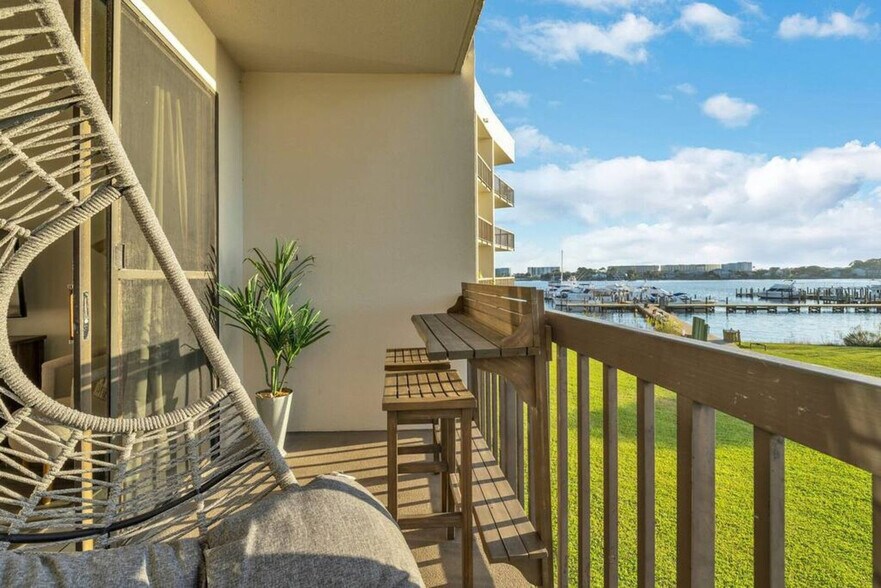 Building Photo - 214 Miracle Strip Pkwy SW