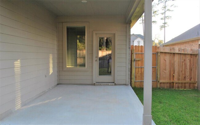 Building Photo - 14131 Lake Lodge Dr