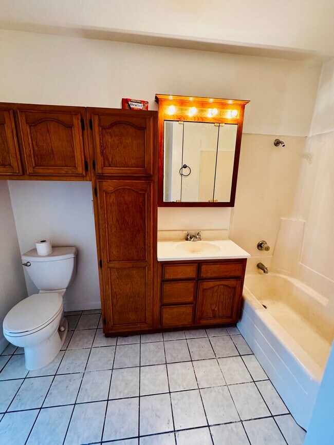 Building Photo - Spacious 3 Bedroom 2 Bath Condo in Hawaiian Gardens