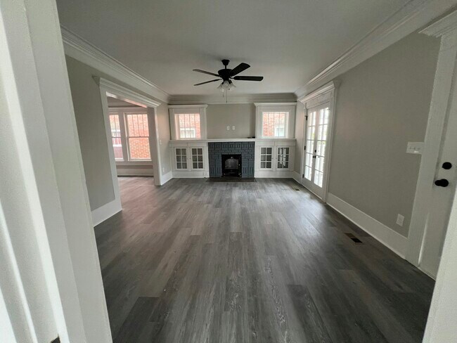 Building Photo - 208 5th Ave E