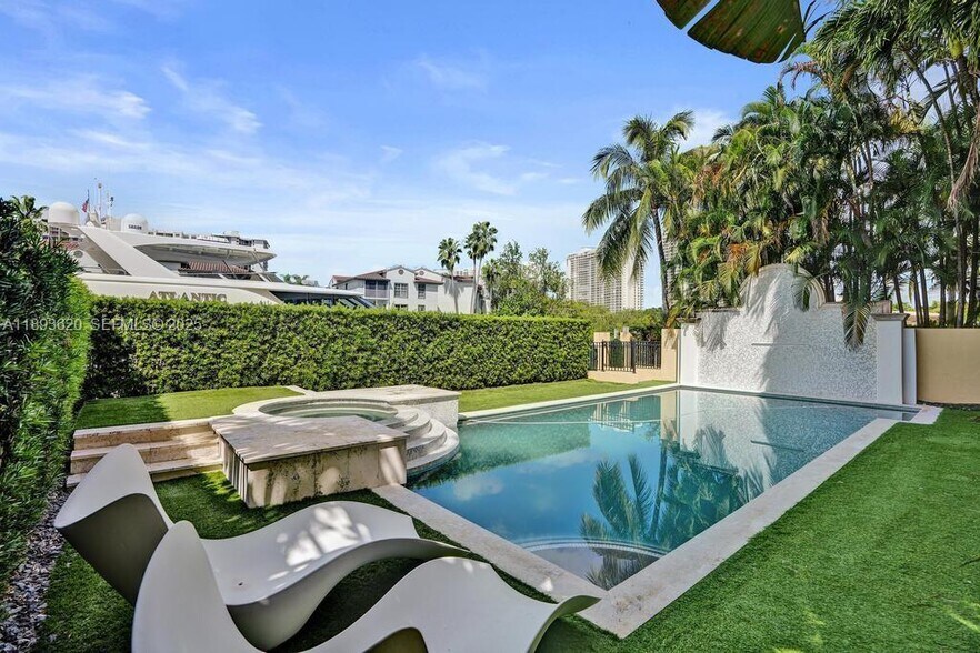 Building Photo - 17001 Collins Ave