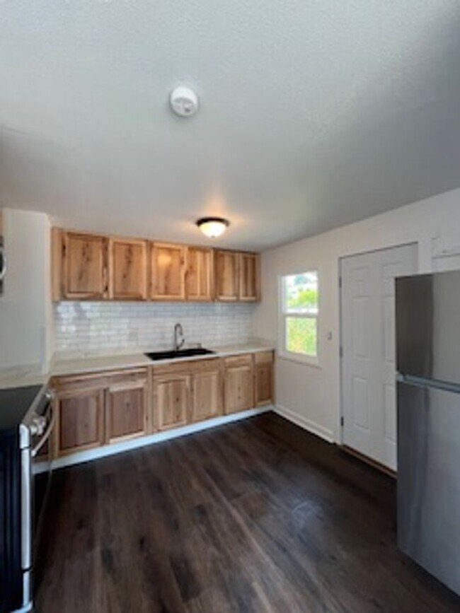 Building Photo - Elm Duplex