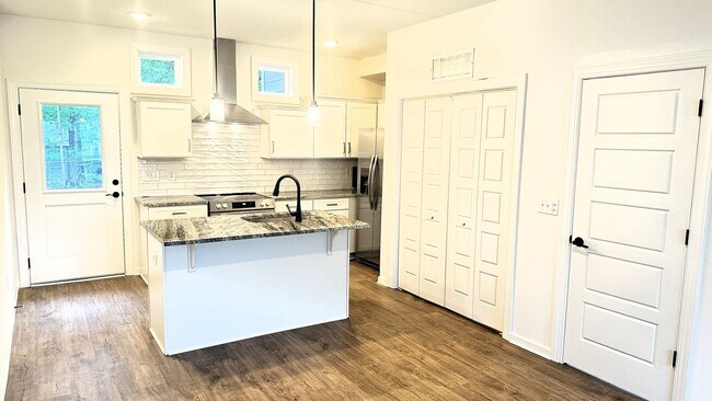 Building Photo - Gorgeous Luxury Style Townhome, Minutes from NC State!