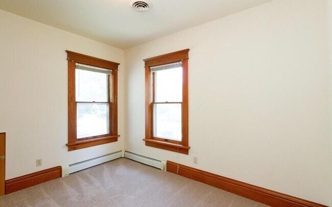 Building Photo - 702 Carroll Ave