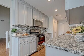 Building Photo - 2022 Highland Hills Dr