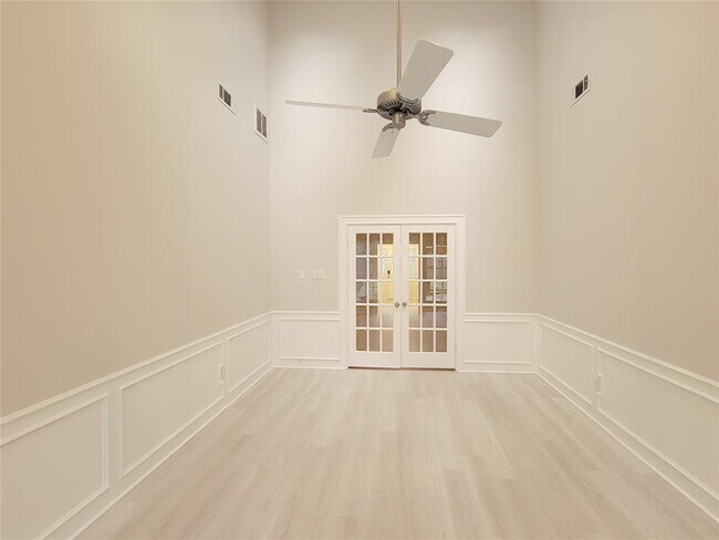 Building Photo - 12910 Golden Rainbow Dr