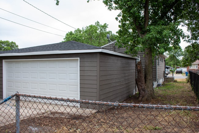 Building Photo - Gary West Side 4 Bed 2 Bath 2 Car Garage