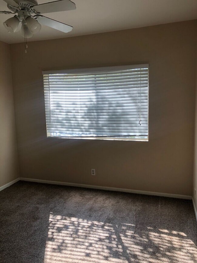 Building Photo - This Townhouse is located minutes from the freeway!