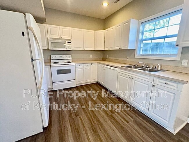 Building Photo - 2561 MacKenzie Ln