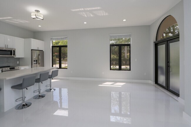 Building Photo - 5126 SW 57th Ave