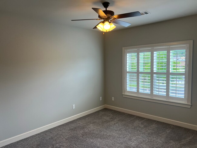 Building Photo - 3 Bed 2.5 Bath Townhome