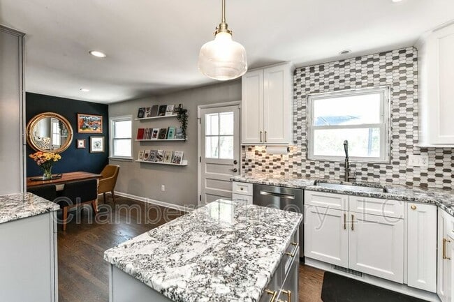 Building Photo - 1015 Woods Pl