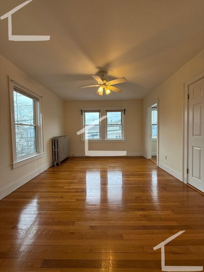 Building Photo - Updated 2 Bed Oak Square
