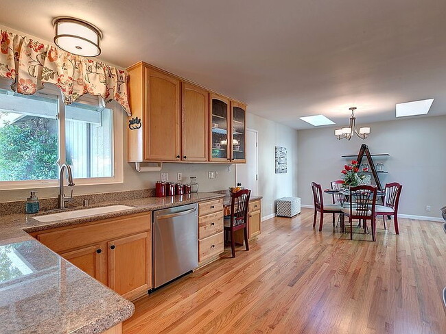 Building Photo - "Spacious 3-Bedroom Retreat with 2 Full Baths in Charming Pleasanton!"