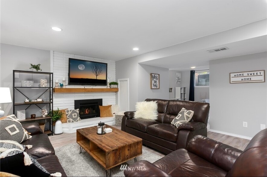 Building Photo - 706 N 188th St