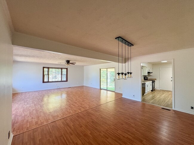 Building Photo - 3 Bed 2 Bath College Lakes Home with Fence...