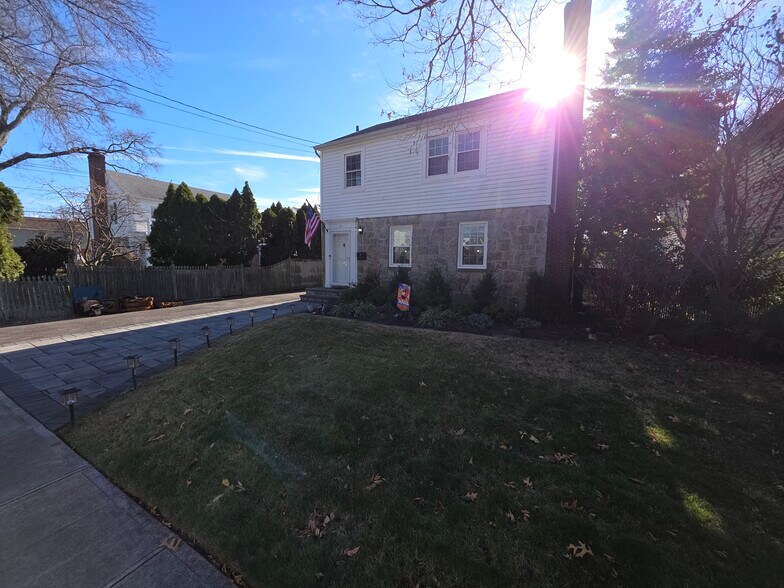 Building Photo - 11 Lawrence Ave