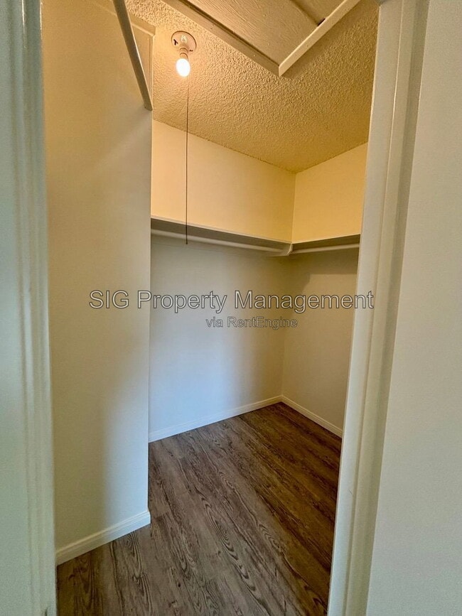 Building Photo - 1126 E Doran St