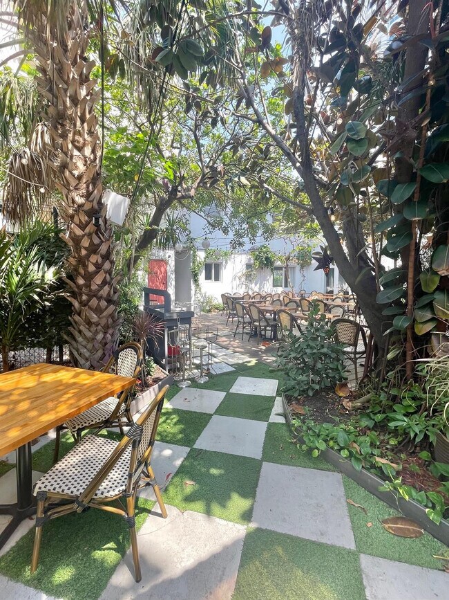 Building Photo - 3000 Riomar St