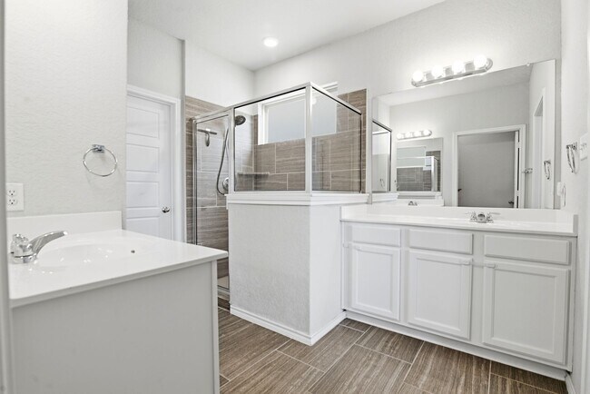 Building Photo - 4 Bedroom Home for Rent in San Antonio with Solar Panels – Cinco Lakes Move-In Ready!