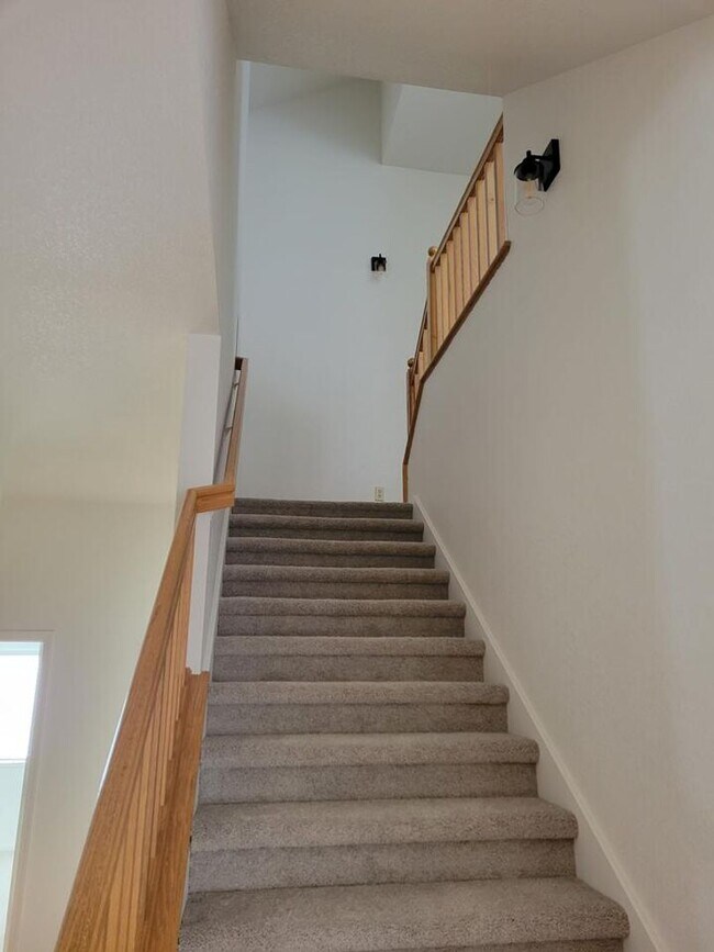 Building Photo - NICE TWO STORY ROCKLIN HOME WITH LARGE BONUS ROOM UPSTAIRS NEXT TO TWIN OAKS PARK & SCHOOLS!