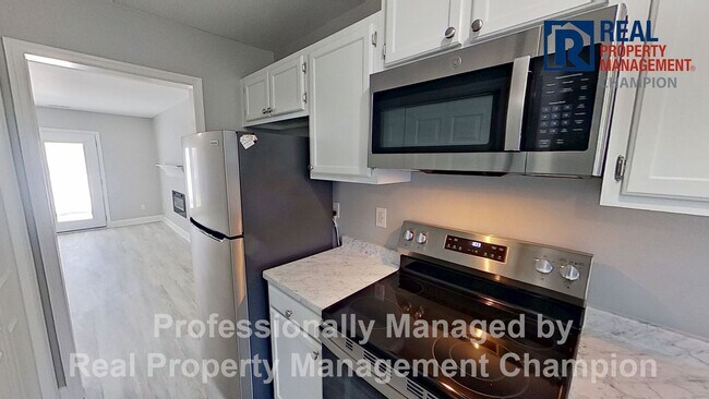 Building Photo - Beautifully 2 BD/1.5 BA End Unit Townhouse w/Garage