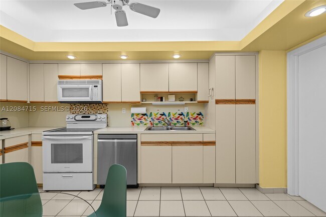 Building Photo - 5001 Collins Ave