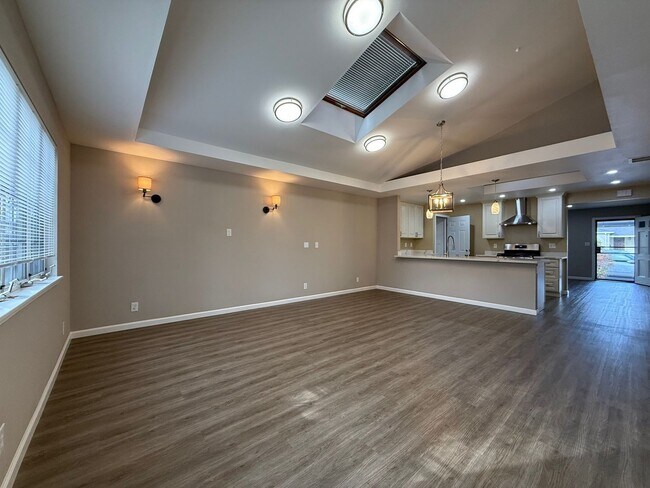 Building Photo - Nice and bright detached single-family res...