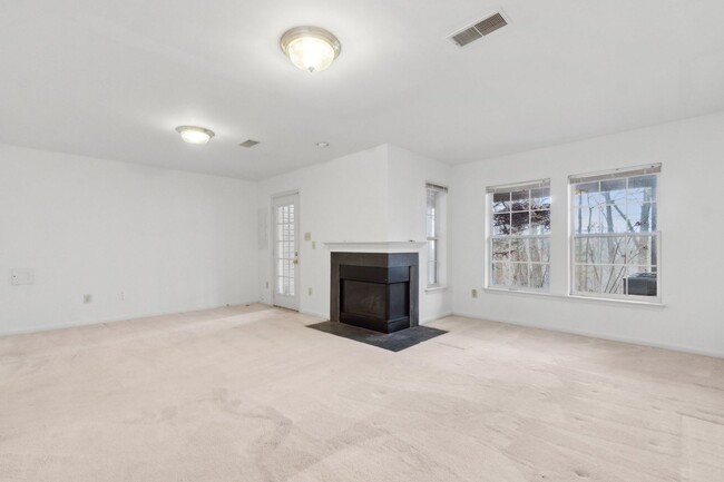 Building Photo - Wonderful Townhome