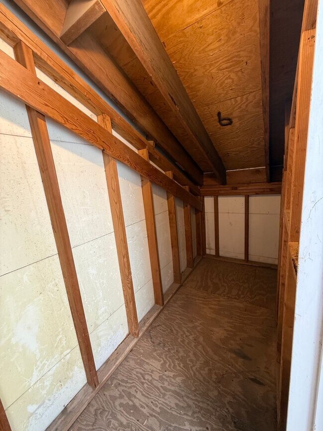 Building Photo - TWO BEDROOM TOWNHOME IN THE LAKES WITH GARAGE AND ATTACHED CARPORT