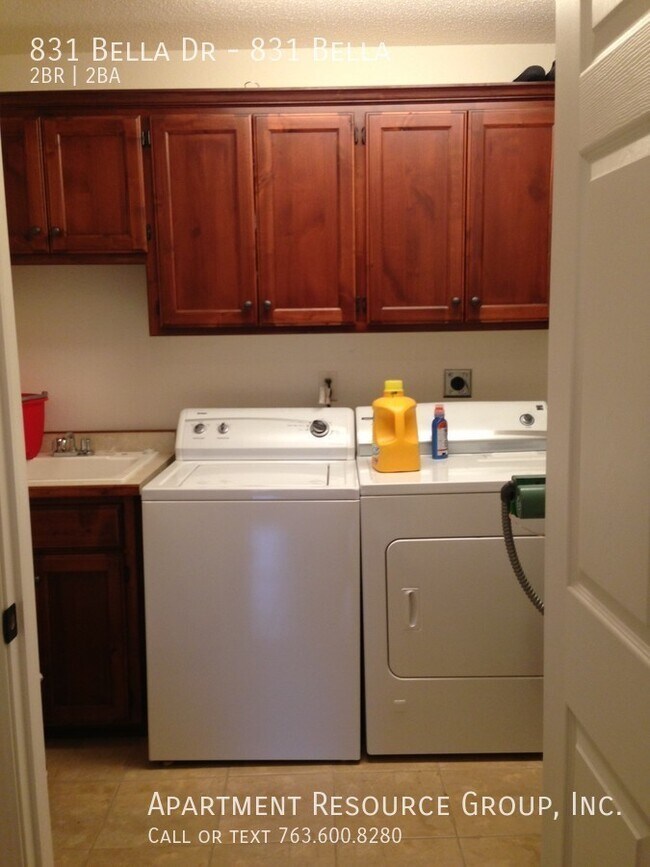 Building Photo - Great 2bed/2bath one level townhome!