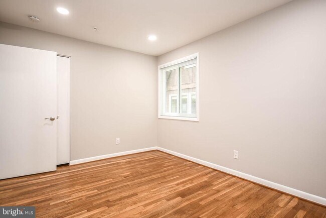 Building Photo - 3709 Lawrence Ave