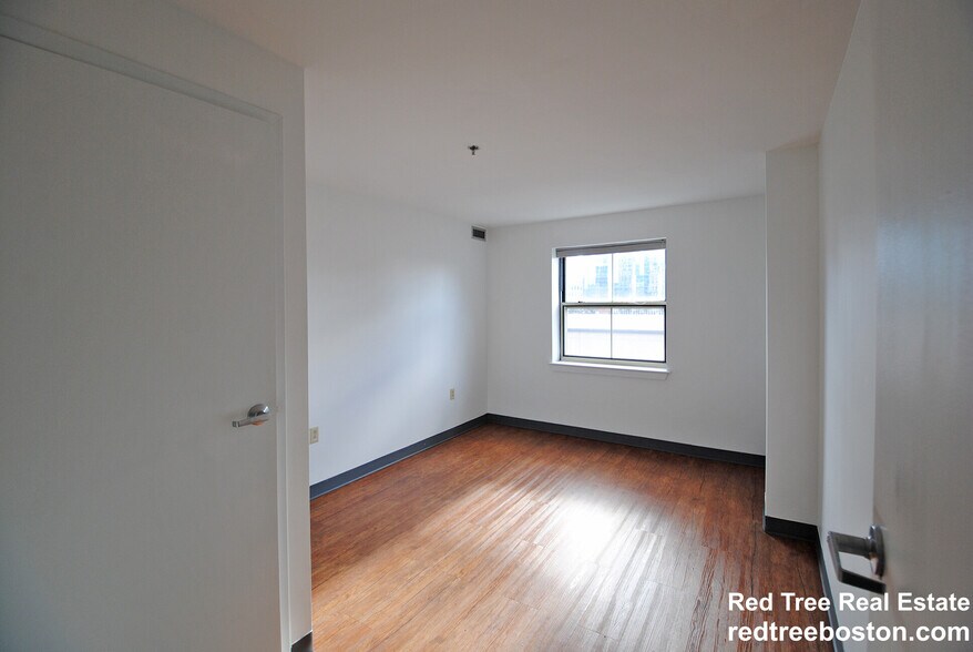 Building Photo - 5 Pine St