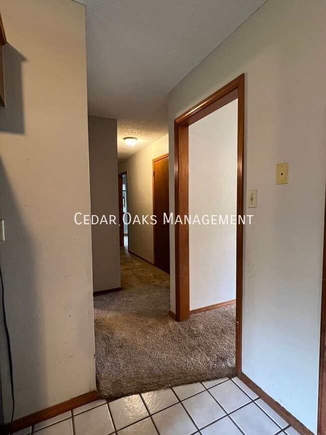 Building Photo - 300 S Ozark St