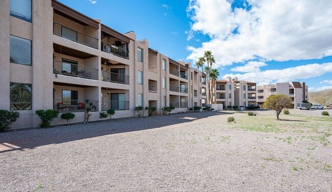 Building Photo - Waterfront 2BR 2B Condo Lower Level, gated with tennis,pool,spa,PRIVATE BEACH/DOCK