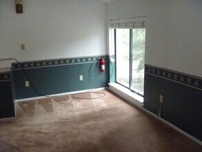 Building Photo - Southwood Glen - Newly painted!!