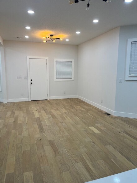 Front entryway - 636 NE Prescott St
