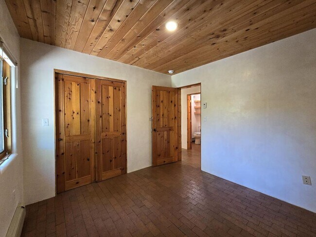 Building Photo - 133 Valley Dr