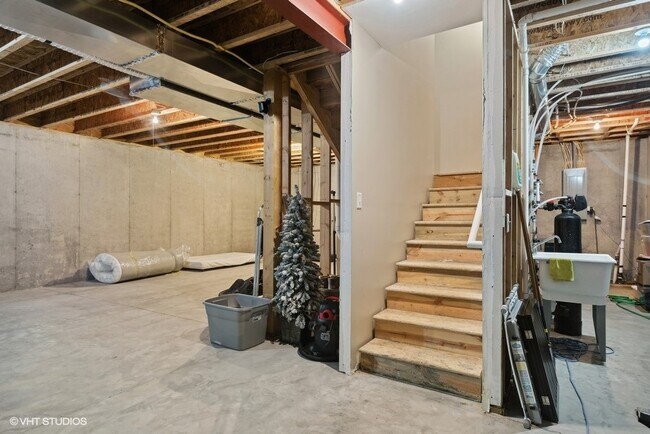 Building Photo - 4505 Yellowstone Ln N