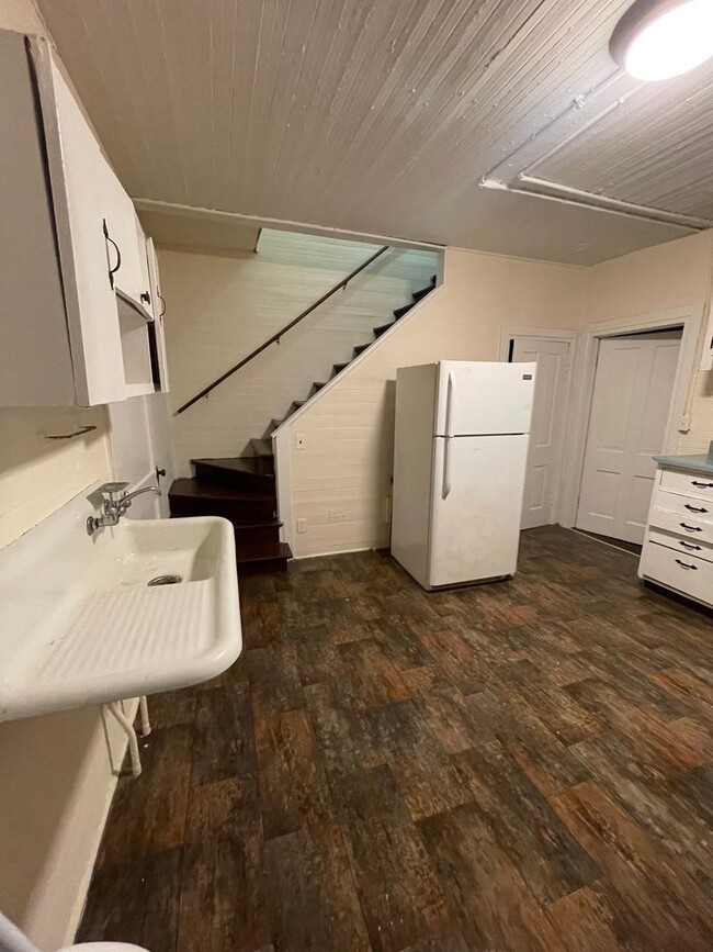Building Photo - 2 Bedrooms- 1 Bathroom- Apartment in Lindale!