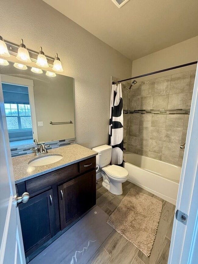 Building Photo - This townhome-style condo truly has it all!