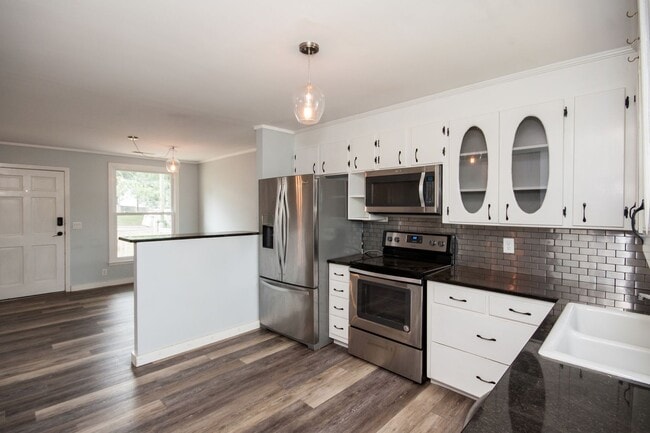 Building Photo - Huge 4 Bedroom 2 Bath Sylvan Park Classic! AVAILABLE NOW. Perfect for Roommates or a Home Office....