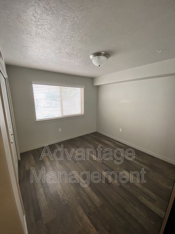 Building Photo - 1080 W 965 N