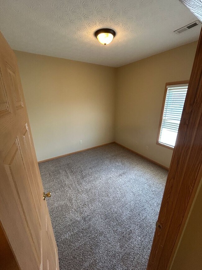 Building Photo - Brick Ranch with 3 Bedrooms, 1.5 Baths, an...