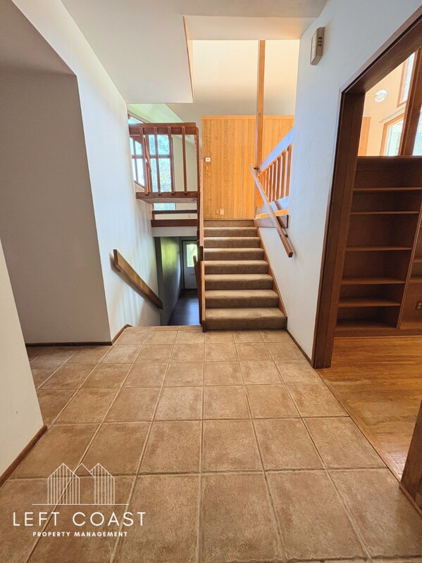 Building Photo - 132 Salishan Dr
