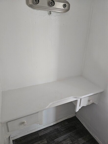 Vanity - 2305 Hauser Blvd