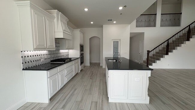 Building Photo - 2 Story Luxury 5 Bedroom Home !!