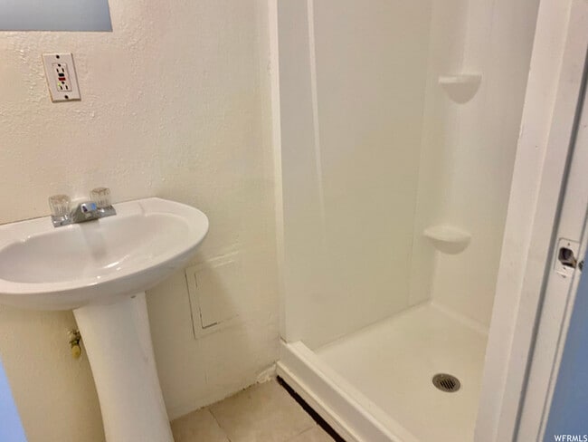 Building Photo - Spacious Taylorsville Home